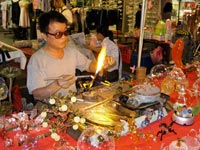 Glass-artisan-at-Raohe-St