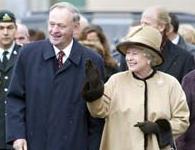 Former-prime-minister-Jean-Chretien-with-the-Qeen_web_1