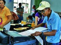 Philippine-voters-cast-their-ballots-in-the-first-ever-automated-general-election-this-May-10,-2010