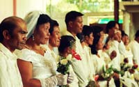 A-mass-wedding-in-the-Philippines-which-is-held-to-help-the-poor