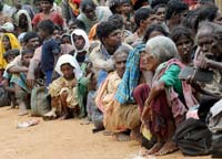Displaced-Tamil-civilians-at-a-camp-in-Sri-Lanka
