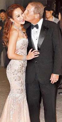 Hong-Kong-star-weds-Canadian-in-mega-wedding