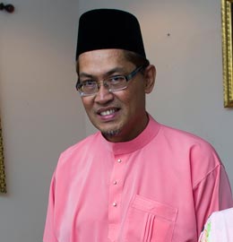Malaysian-consul-leads-a-diplomatic-golf-charge-in-BC