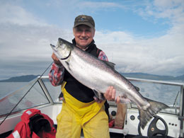 Feed-starving-whales-farmed-salmon_scientists